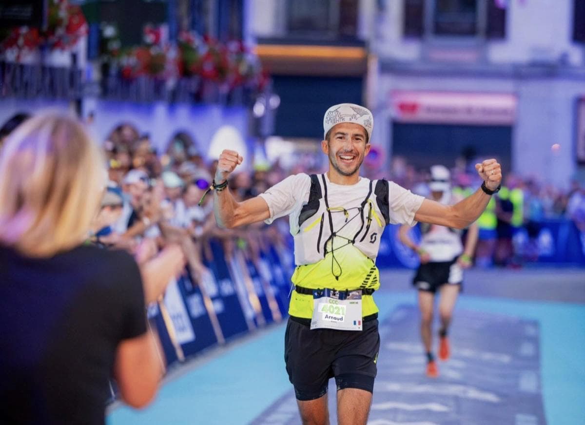 Trailer seul sur un sentier de montagne à l'aube, brume dans la vallée