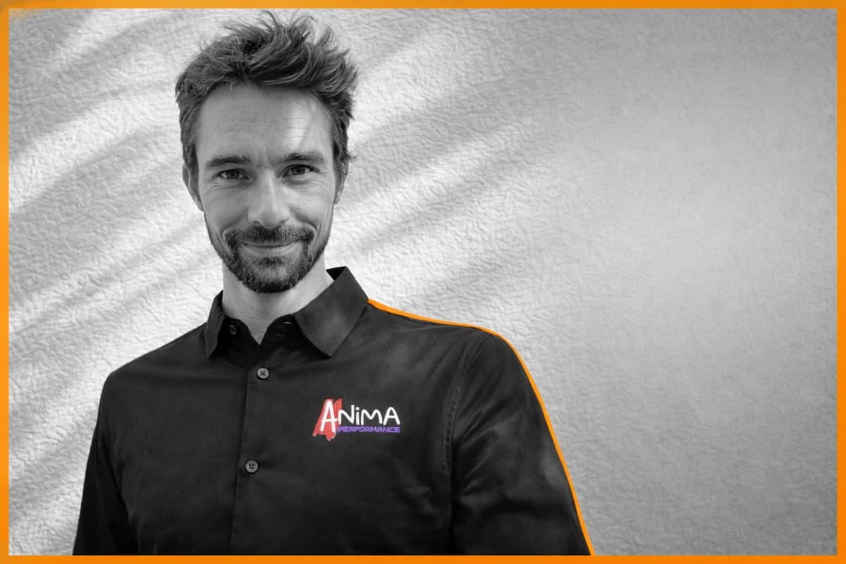 Pilote MotoGP concentré sur la grille de départ